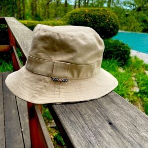 Burberry excellent condition hat for all seasons